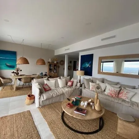 Maison Face A La Au-dessus De La Baie De Roses