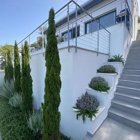 Maison Face A La Au-dessus De La Baie De *