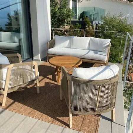 Maison Face A La Au-dessus De La Baie De
