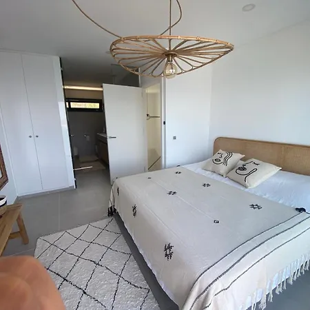 Maison Face A La Au-dessus De La Baie De *