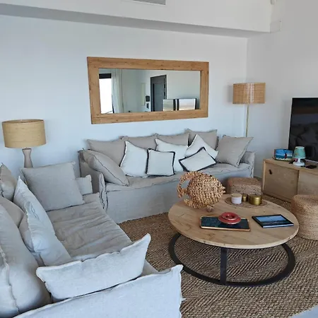 Maison Face A La Au-dessus De La Baie De Villa Roses