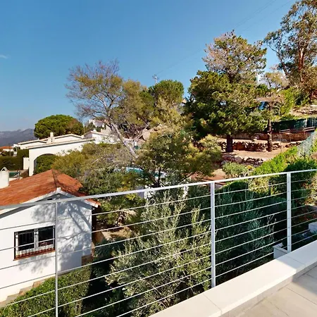 Maison Face A La Au-dessus De La Baie De Villa Roses