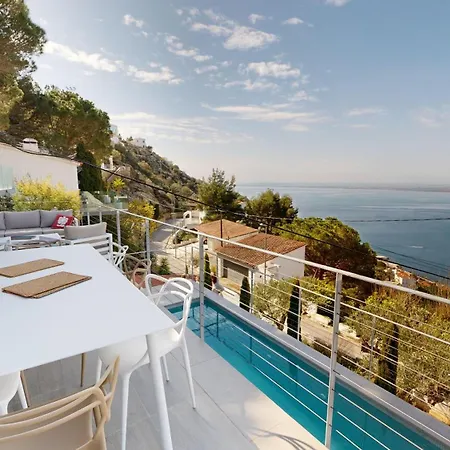Maison Face A La Au-dessus De La Baie De * Roses