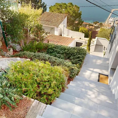 Maison Face A La Au-dessus De La Baie De Villa Roses