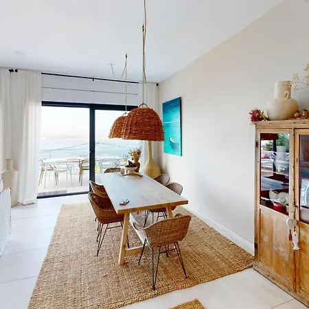 Maison Face A La Au-dessus De La Baie De *