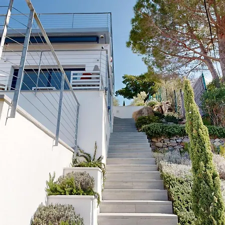 Maison Face A La Au-dessus De La Baie De