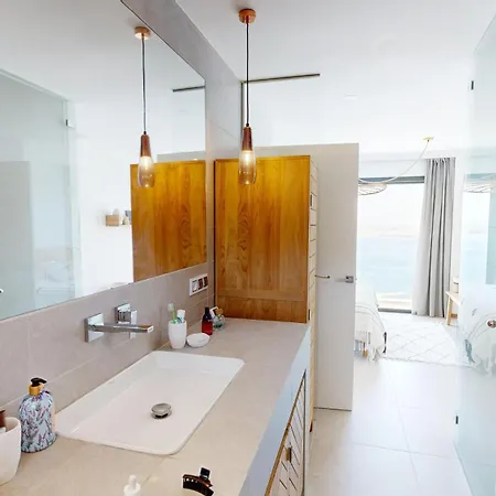 Maison Face A La Au-dessus De La Baie De Villa