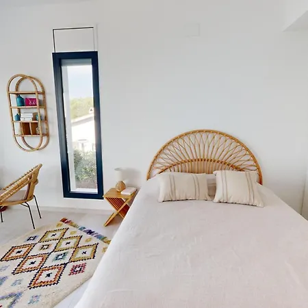 Maison Face A La Au-dessus De La Baie De Roses