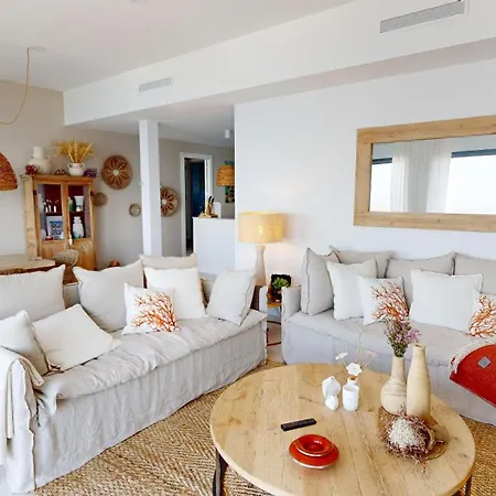 Maison Face A La Au-dessus De La Baie De Roses