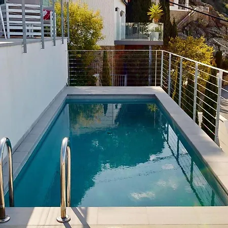 Maison Face A La Au-dessus De La Baie De Villa Roses