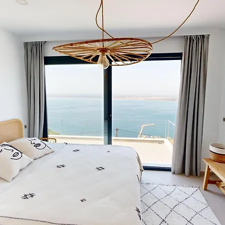 Maison Face A La Au-dessus De La Baie De *