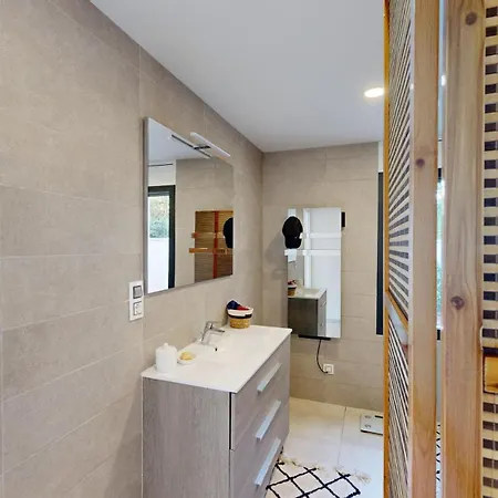 Maison Face A La Au-dessus De La Baie De Villa Roses